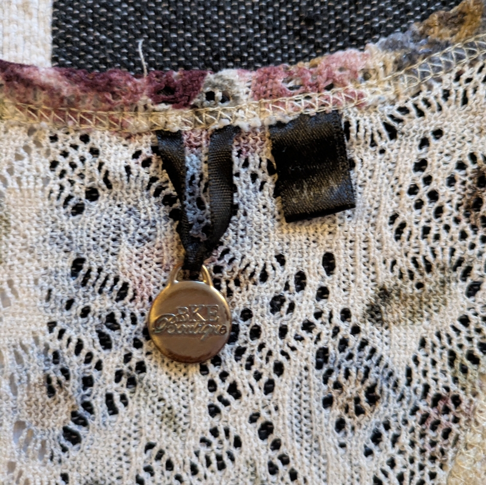 BKE Floral Lace Sleeveless Top - Picture 3 of 4